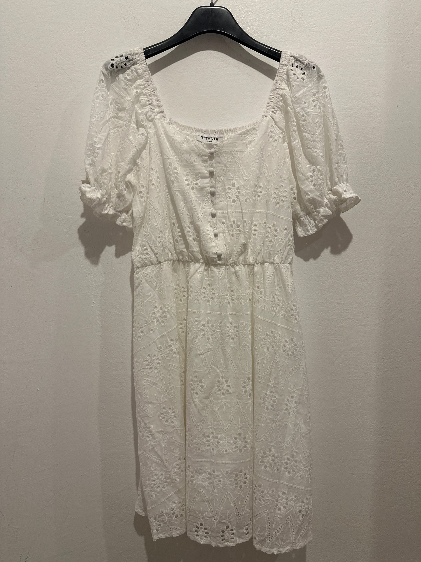 Kleid mit Knopfleiste und Stickmuster