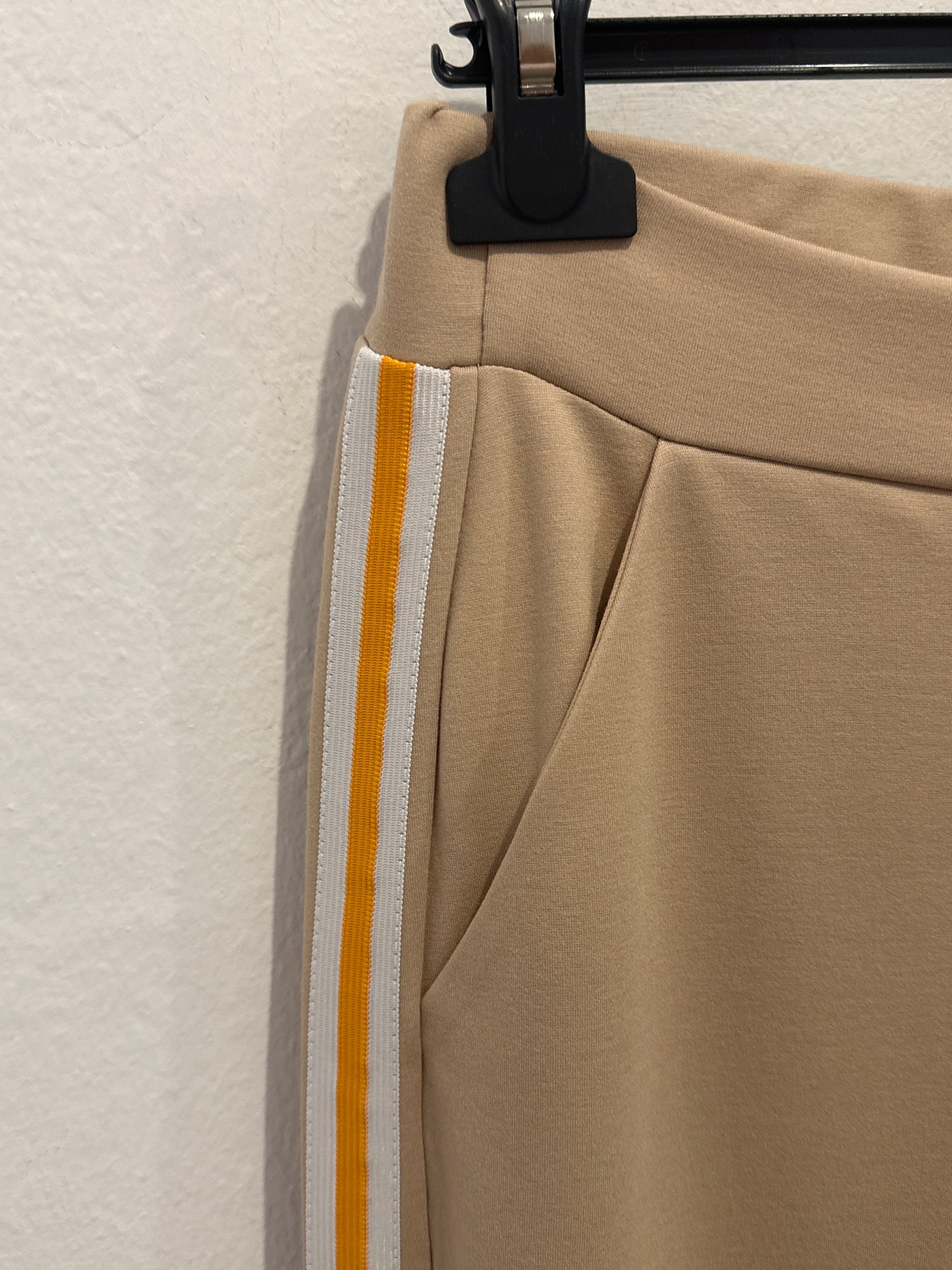Stoffhose mit Streifen