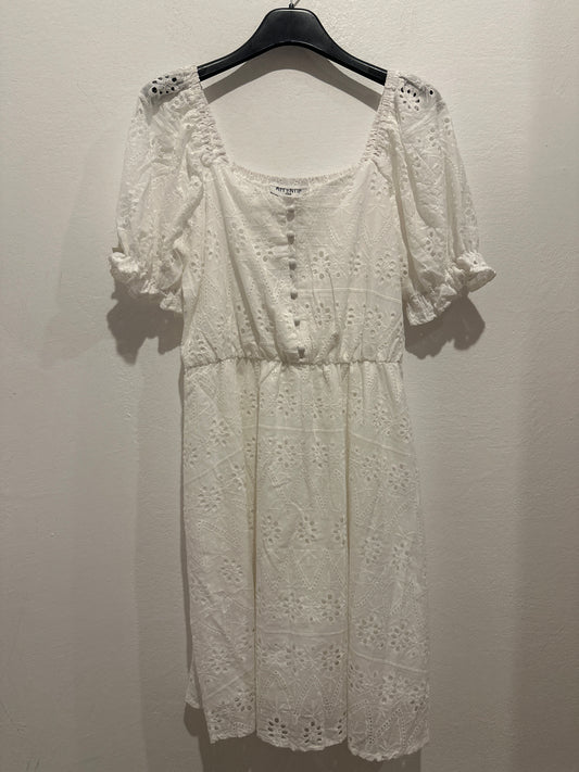 Kleid mit Knopfleiste und Stickmuster