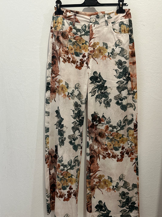 Hose mit Blumendesign